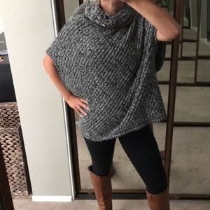 Banana Republic black/white poncho size S
